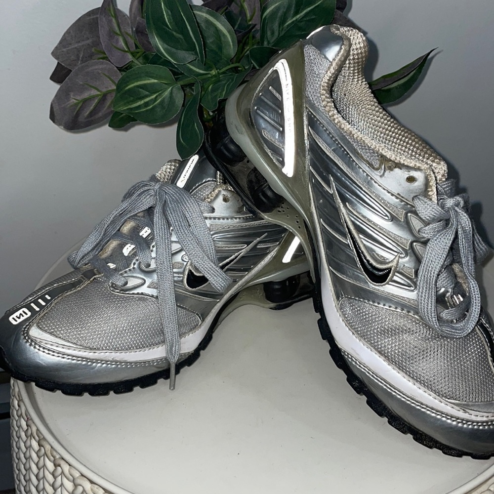 Nike shocks used women’s size 6.